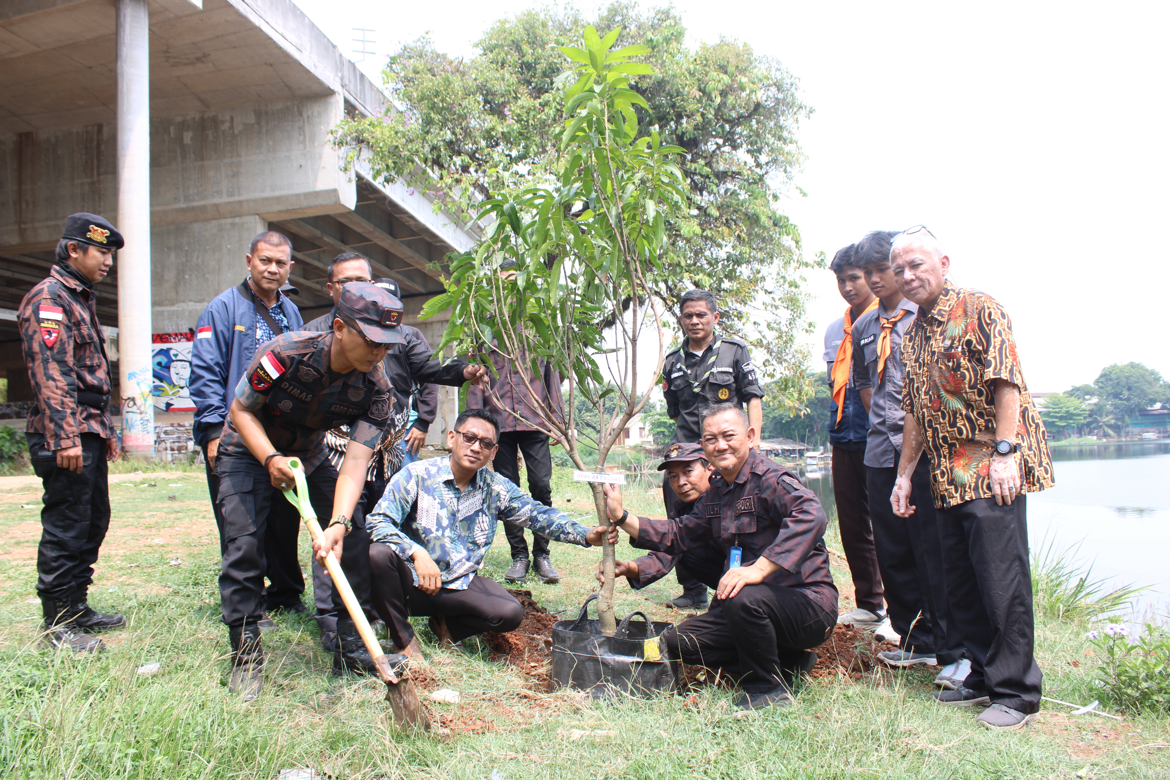Bulan Bakti Pemuda 2026: Dispora Tangsel dan KBPP Polri Gelar Aksi Sedekah Alam di Situ Sasak Pamulang